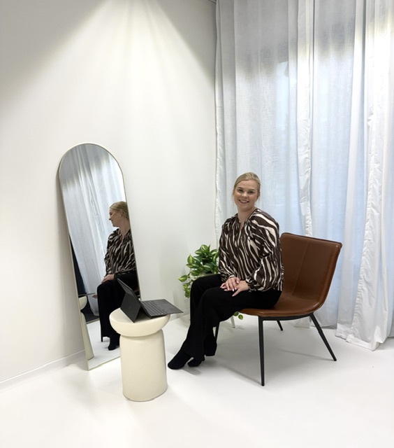 Hanna Paldanius istumassa studiossa läppärin äärellä